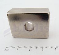 Neodymový magnet hranol N35 35x25x15D8,2mm